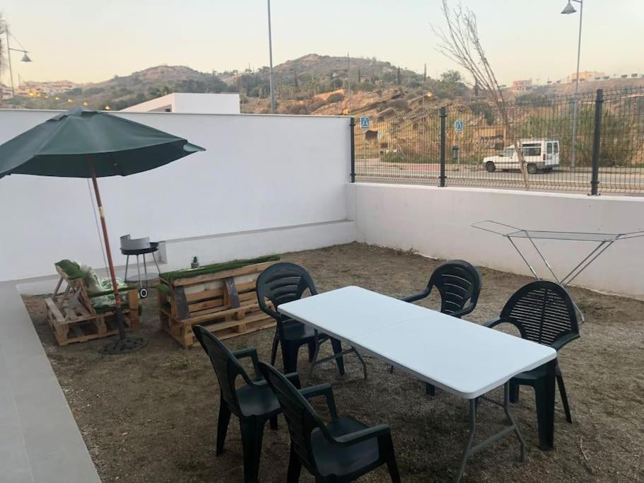 Bajo Con Jardin En Primera Linea De Playa Málaga Exteriör bild