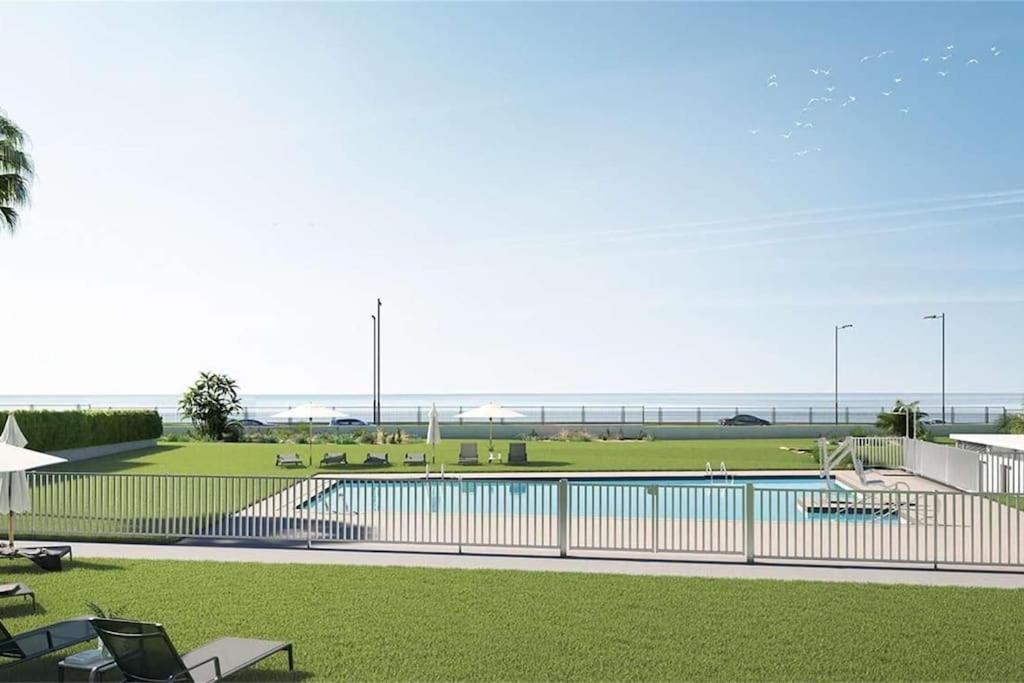 Bajo Con Jardin En Primera Linea De Playa Málaga Exteriör bild