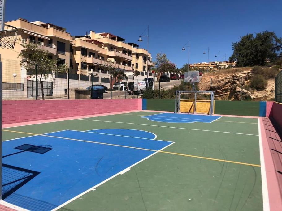 Bajo Con Jardin En Primera Linea De Playa Málaga Exteriör bild