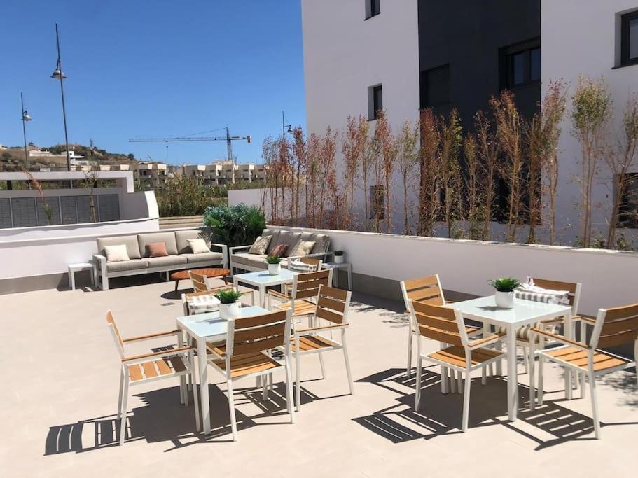 Bajo Con Jardin En Primera Linea De Playa Málaga Exteriör bild