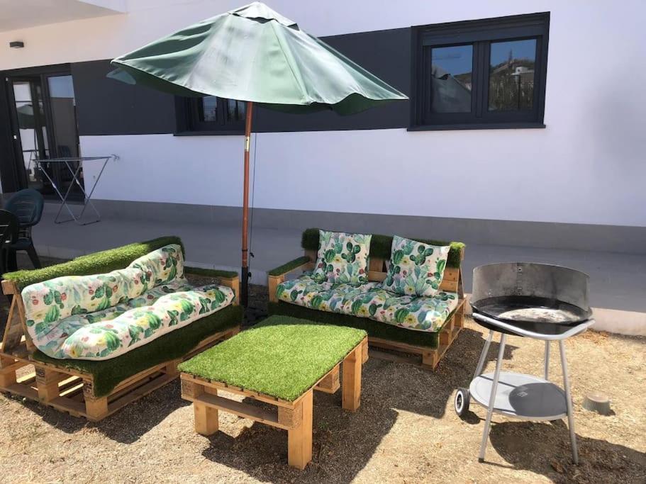 Bajo Con Jardin En Primera Linea De Playa Málaga Exteriör bild