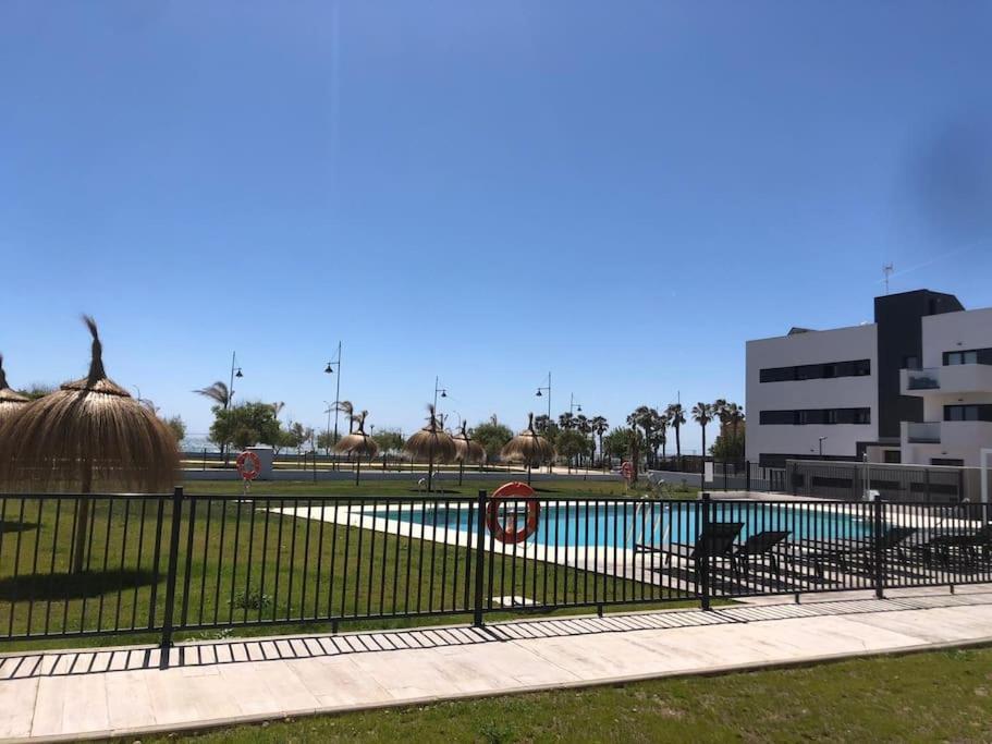Bajo Con Jardin En Primera Linea De Playa Málaga Exteriör bild