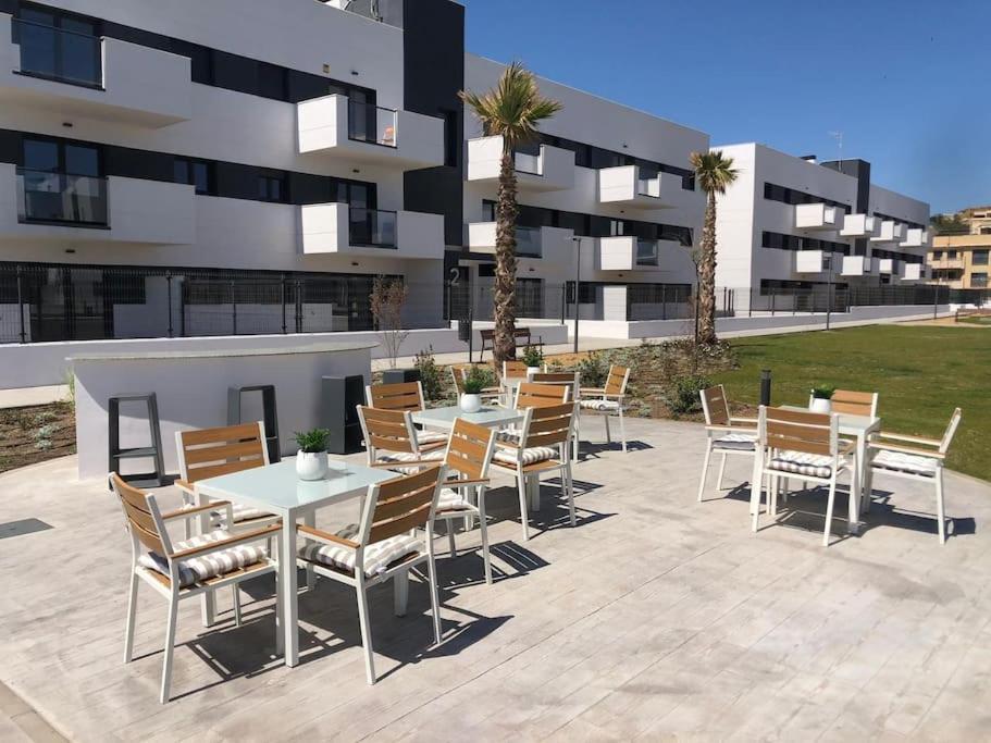 Bajo Con Jardin En Primera Linea De Playa Málaga Exteriör bild