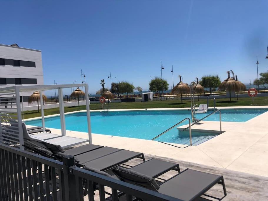 Bajo Con Jardin En Primera Linea De Playa Málaga Exteriör bild