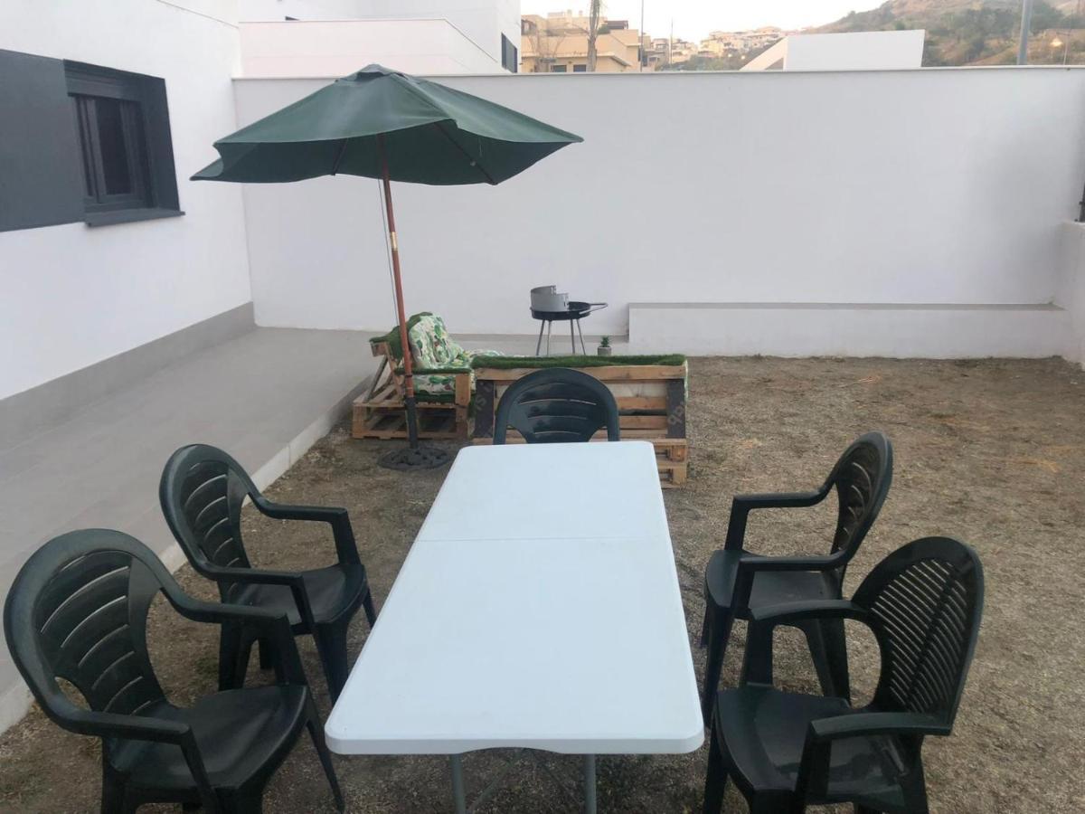Bajo Con Jardin En Primera Linea De Playa Málaga Exteriör bild