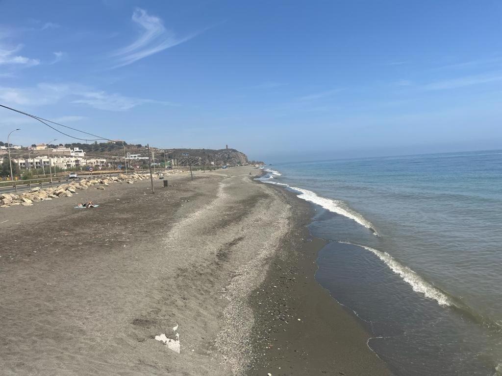 Bajo Con Jardin En Primera Linea De Playa Málaga Exteriör bild